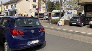 Sie wolle nur mal kurz etwas erledigen – das sagt auch die Fahrerin dieses Autos, das wähend ihres Einkaufs auf dem Wochenmarkt in der Brühler Straße entgegen der Fahrtrichtung im Halteverbot steht.