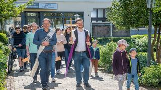 Auf diesem Bild ist der „ökumenische Emmausgang“ im vergangenen Jahr in Oftersheim zu sehen. Auch in diesem Jahr wird er am Ostermontag um 10.30 Uhr am Friedhof stattfinden.