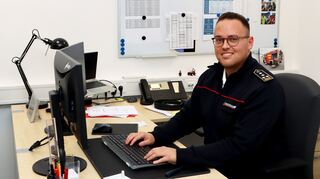 Er hat viel Verwaltungsarbeit, auf die ihn seine frühere Tätigkeit gut vorbereitet hat: Daniel Ernst an seinem Schreibtisch in der Feuerwache.