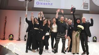Jubel bei Karina Herzig (2.v.r.) und ihrem Team. Auf der Bühne werden sie zum besten Friseursalon in Deutschland, Österreich und der Schweiz gekürt. Das führende Fachmagazin „Top Hair“ hat den Award in Düsseldorf überreicht.