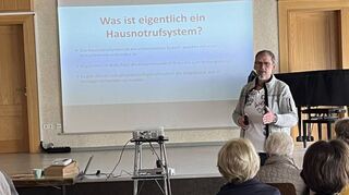 Volker Köpsel referiert über das Thema Hausnotruf, ein Knopfdruck kann für Hilfe sorgen.