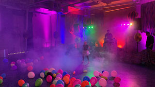 Die Kinder dürfen sich bei ihrer Disko auf tolle Musik, eine stimmige Lightshow und auf jede Menge Spaß freuen.