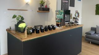 Auf der Verkaufstheke liegt das Hauptgeschäft von "Releaf": Cannabis-Blüten.