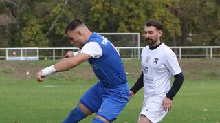 Hockenheims Julian Emanuel Felde (l.) gegen Dod Shtufi vom SC 08 Reilingen: Zu diesem Duell kann es am Ostermontag erneut kommen.