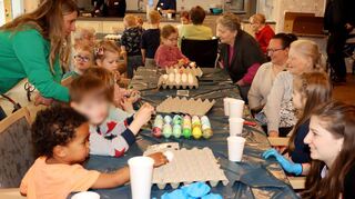 Gemeinsam versammelten sich die Kinder mit den Senioren um einem Tisch zum Eierfärben.