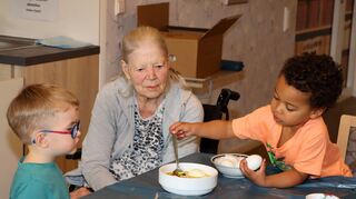 Gemeinsam klappt das schon. die Erfahrungen des Eierfärbens werden an die Kinder weiter gegeben.