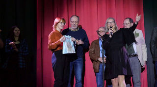 Marlene Klaus (r.) überreicht Gewinnerin Charlotte Seelinger (l., neben ihr v. l. Dirk Gollnick aus Reilingen, Ben V. Entling und Frank Wilberz) den Preis.
