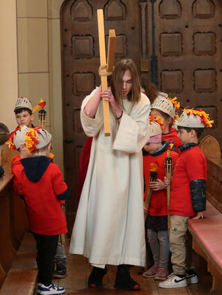 Geschichte wird lebendig: Jesus trägt das Kreuz.