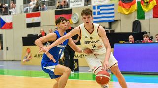 Deutschlands U18-Nationalspieler Eric Reibe (rechts) zieht gegen Tschechien zum Korb.