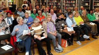Der Bücherfrühling in der Stadtbibliothek ist bestens besucht.