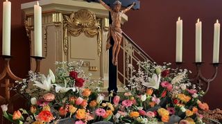 Der prächtig geschmückte Altar der evangelischen Kirche kündet vom Sieg Jesu über den Tod.