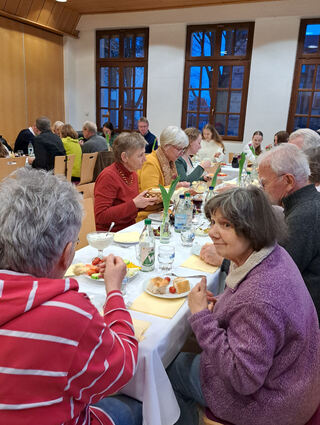 Nach dem Stationengottesdienst geht es zum Abendmahl in das benachbarte Gemeindehaus der evangelischen Kirchengemeinde.