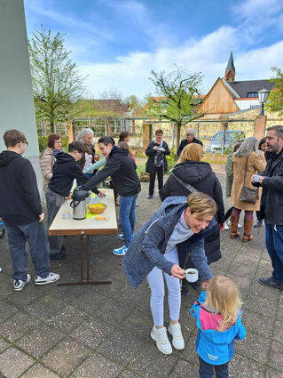 Nach dem Familiengottesdienst am Ostersonntag konnten die Besucher beim Kirchenkaffee vor der Kirche verweilen.
