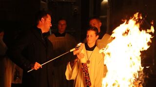 Die Osterkerze wird mit dem neuen Osterfeuer entzündet.