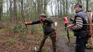 Beim Feldbogen-Schießen ist höchste Konzentration nötig. Geht ein Schuss daneben, kann die Suche nach dem Pfeil im Unterholz schon mal etwas länger dauern.