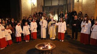 Mit dem Osterfeuer vor der Schutzengelkirche, an dem auch die Osterkerze entzündet wurde, eröffneten die katholischen Christen ihren Reigen der Gottesdienste zu den ganz besonderen Festtagen.
