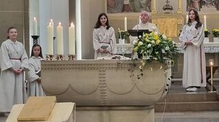 Pfarrer Erwin Bertsch hält die Predigt im katholischen Gottesdienst am Ostersonntag in der St.-Sebastian-Kirche in Ketsch und lädt die Besucher zu einer nachdenklichen Reise in die Geschichte ein.