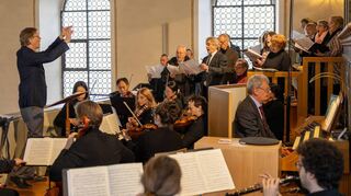 Am Ostersonntag führt der Kirchenchor St. Pankratius Haydns „Nicolaimesse auf. Die musikalische Gesamtleitung hat Professor Dr. Stefan Zöllner-Dressler (l.), an der Orgel begleitet Wolfram Heid (r.).