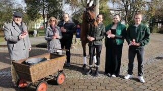 Verteilten Osterhasen in Oftersheim: Jens Rüttinger (v.l.), Doris Zimmermann, Florian Reck, Jana Patzschke mit Pferd Klarisse, Cara Fassott und Boris Rüttinger.