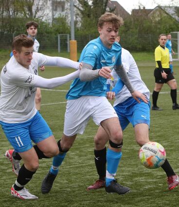 Der Ketscher Spieler Yannick Schmetzer (l.) versucht seinem Widersacher den Ball abzujagen. Die Gäste vom Lindenhof gewinnen am Ende mit 3:0.
