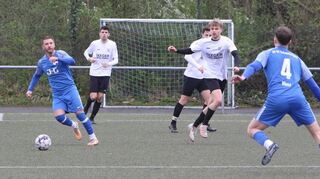 Nicolai Neugebauer (l.) macht ein gutes Spiel für Schwetzingen, erzielt beim 6:1-Sieg einen Treffer und ist an fast allen Torvorlagen beteiligt.