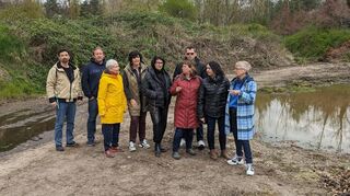 Die SFW-Gruppe vor Seenlandschaft auf dem Lagerplatz: Uwe Betzwieser (v. l.), Markus Karpf, Uschi Lenz, Uli Utz, Elke Ackermann- Knieriem, Elfriede Fackel-Kretz-Keller, Oliver Engert, Andrea Rung und Cornelia Hertlein.