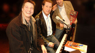 Die Jungs von „Sahne Mixx“ mit ihrem Idol Udo Jürgens.