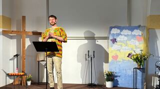 Pastor Tobias Kolb feiert mit den Mitgliedern der Evangelischen Gemeinschaft Abend-andacht im Gedächtnis an Jesus Christus.