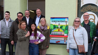 Es darf auch mal kleine Kunst sein: Cihad Baz (v.l.), Philipp Kramberg, Christian Hesping, Sara Camilleri, Stefan Barth, Emilia Camilleri, Christian Kramberg, Bärbel Hesping, Ulla Mack, Clemens Suter-Crazzolara und Colleen Kelly-Gaa begrüßen den ersten Hockenheimer Kunstautomaten.