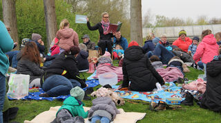 Gebannt lauschen die Kinder der Geschichte, die Bianca-Colette Riemer-Merkel im Gartenschaupark vorliest.