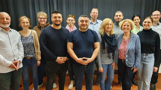 VoDie Gemeinderatskandidaten von Wir für Neulußheim: Necip Özkalay (v. l.), Ursula Jünger, Joshua Fechter, Gazi Acikgöz, Nadja Sielaff, Taner Togan, Frank Keil, Bettina Erben, Albert Müller, Ingeborg Bamberg, Claudia Klöckl, Lara Marashi und Dr. Ingo Klöckl.