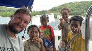 Glückliche Kinder zu Besuch an Board der Vixen in Papua-Neuginea.