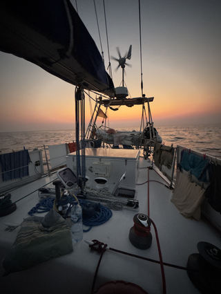 Die Vixen segelt in den Sonnenuntergang.