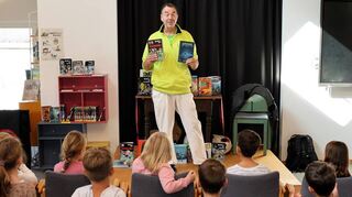Ein bekannter Mann zu Gast: Boris Pfeiffer ist der Autor von „Die ??? Kids“ und liest im September 2023 für die Zweitklässler der Friedrichschule in der Bücherei Plankstadt.