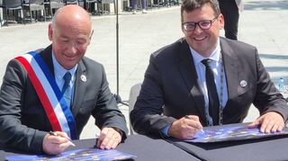 Im Mai 2022 erneuern die Bürgermeister Frédéric Lafforgue (l.) und Nils Drescher die Partnerschaft von Castelnau und Plankstadt. Im Oktober soll die Partnerschaftsurkunde Plankstadts mit dem italienischen Argenta unterzeichnet werden.