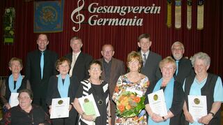 Beim Ehrenabend zum 150-jährigen Bestehen Vereins 2014 zeichnen Vorsitzender Armin Wolf (hinten links) und der zweite Vorsitzende Karl Trautmann (hinten rechts) verdiente Mitglieder und ernannten vier neue Ehrenmitglieder.