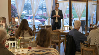 Bürgermeisterkandidat Marko Andelic lädt ins Café Walz ein, um sich und sein Wahlprogramm vorzustellen und Fragen aus dem Kreis der Neulußheimer Einwohner zu beantworten.