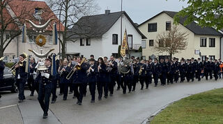 Vom Regen am Ostermontag unbeeindruckt: Die Stadtkapelle begleitet mit ihren Musikern den Ausmarsch der Freiwilligen Feuer-wehr durch die Straßen der Stadt.