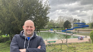 Selbst bei Aprilwetter strahlt Bäderchef Patrick Berndt positive Stimmung für den Start in die Freibadsaison aus.