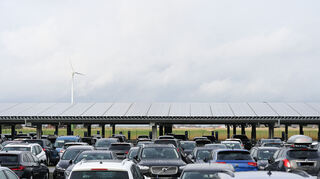 Ein Ladepark wie hier in Norden/Norddeich mit 264 Ladestationen für Elektrofahrzeuge liefert erneuerbare Energie.