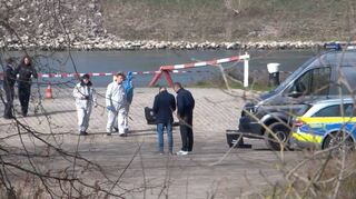 Die nach dem Leichenfund vom 7. März am Rheindamm bei der Nato-Rampe zwischen Luxhof und Ketsch gesicherten Spuren wurden ausgewertet.