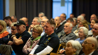Ein Blick ins Publikum im Lutherhaus. Aufmerksam lauschen die Gäste den Ausführungen des Talk-Gespanns auf der Bühne.