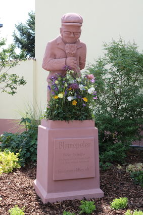 Das Denkmal steht an der Ecke Schwetzinger Straße und Waldpfad – und fast nie ist es ohne einen bunten Blumenstrauß zu sehen.