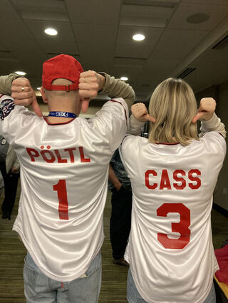 OB Pöltl und Sabrina Cass mit ihren Fred-Nats-Trikots, auf denen ihre Namen stehen. Damit sind sie gerüstet, um Spielen des Baseball-Teams beizuwohnen und gegebenenfalls auch mal auf dem Court auszuhelfen.