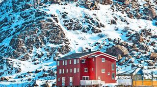 Karge Landschaft mit bunten Häusern – das ist Nyksundauf den Vesterålen.