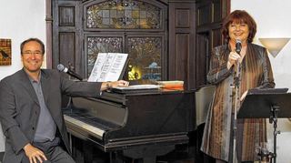 Liedermacherin Joana und ihr kongenialer Partner am Klavier, Peter Grabinger, bei einem Konzert in der Villa Meixner im Frühjahr 2016.