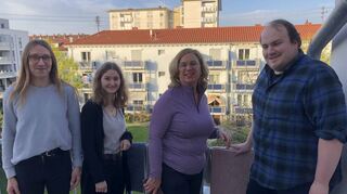 Patrick Alberti (v. l.), Vanessa Seidel und Florian Reck (rechts) bekommen von Gisela Wrensch die Wohnungen mit den zugehörigen Balkonen gezeigt.
