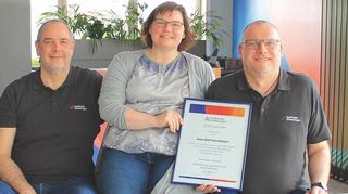 Der Leiter des Technischen Teams, Olaf Türke, und Stadtwerke-Geschäftsführerin Martina Braun bedanken sich für den Einsatz und die geleistete Arbeit und überreichen Sven-Olaf Fleischmann seine Ehrenurkunde.