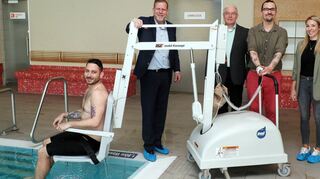 Demonstrieren die Handhabung des neuen Beckenlifts: Aquadrom-Azubi Andi Hohl (v. l.), OB Marcus Zeitler, Volker Kreuzer, Thimo Mass und Julia Reinhold.