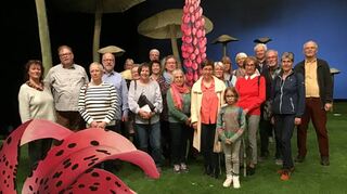 Das „Gemeinsam statt einsam“-Team in der Kulisse des Schlosstheaters Schwetzingen.